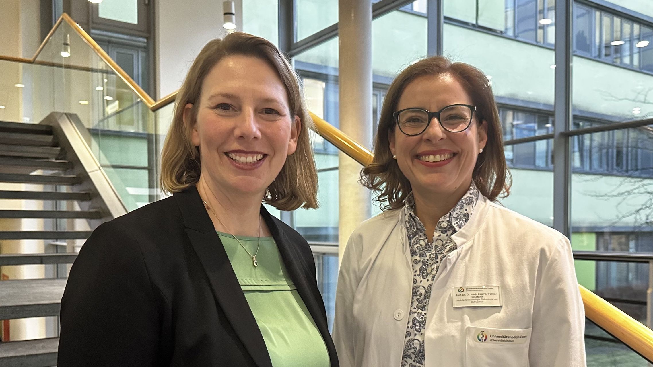 DKV-Chefin Frauke Fiegl im Gespräch mit Universitätsprofessorin Dr. Dr. med Dagmar Führer-Sakel