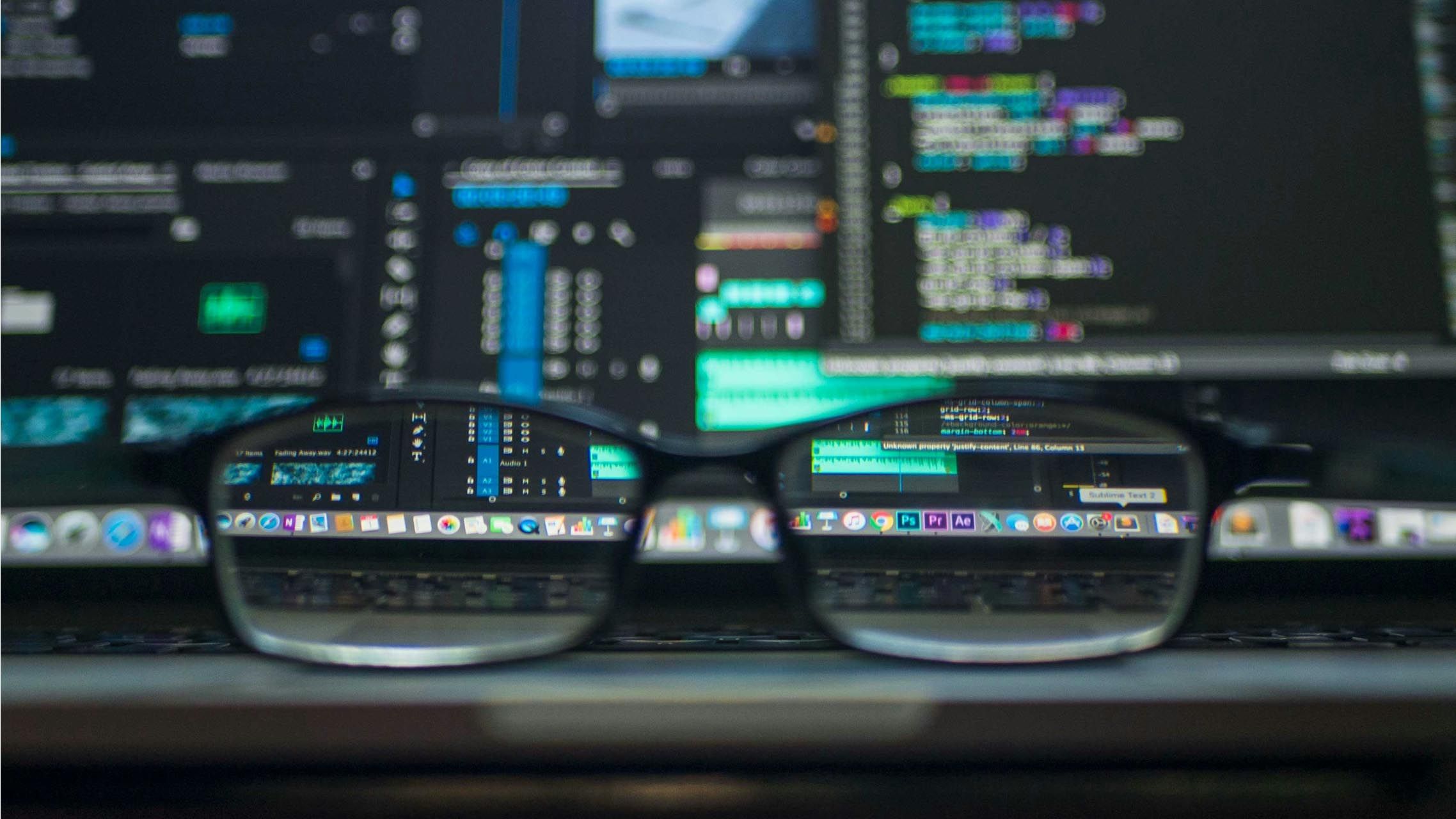 Brille vor Monitor