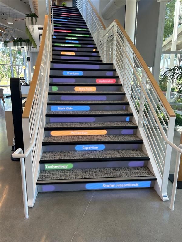 Ein Treppenaufgang mit LED Bändern an den Stufen.