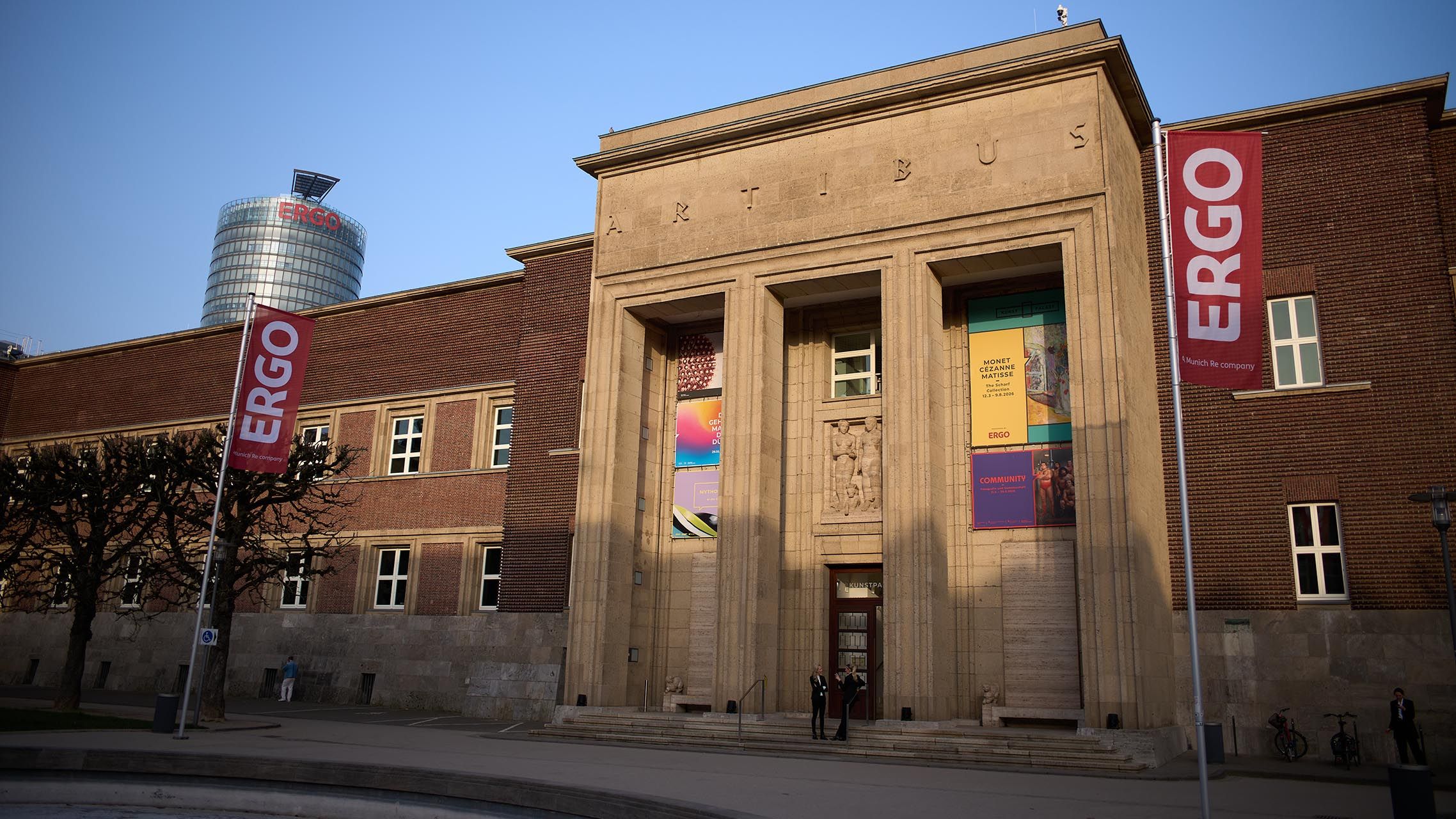 Museum Kunstpalast in Düsseldorf mit ERGO Fahnen