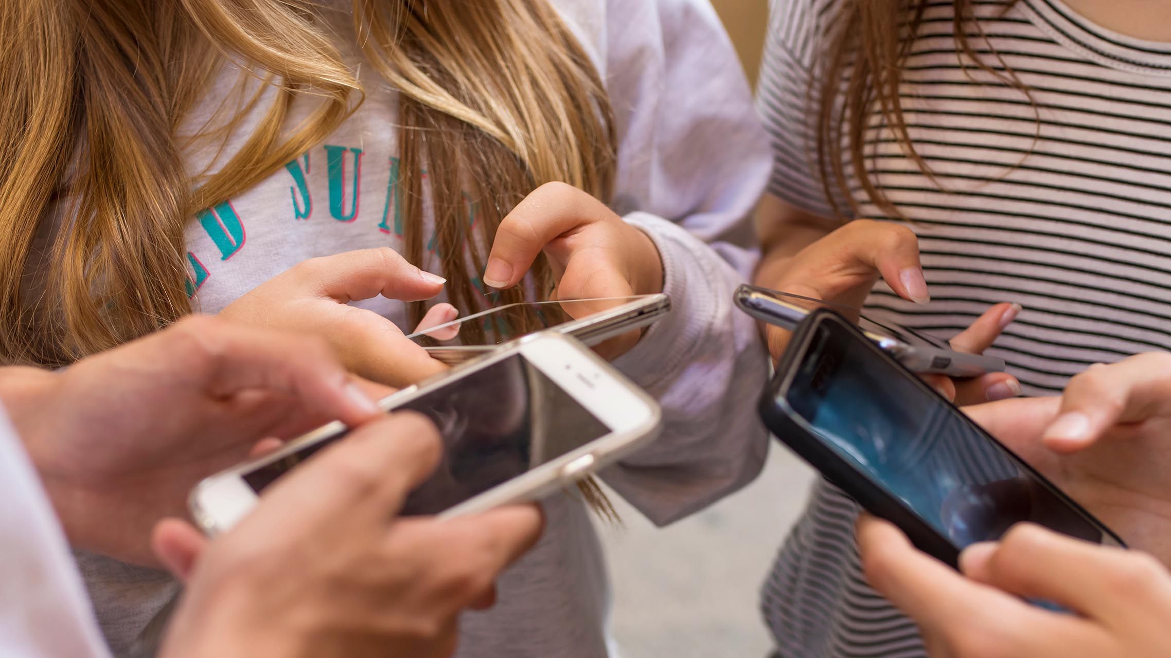 Jugendliche mit Smartphone