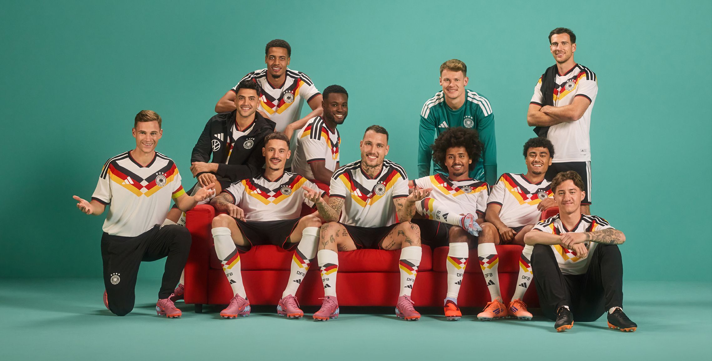Spieler der deutschen Nationalmannschaft präsentieren gemeinsam das neue DFB-Trikot.