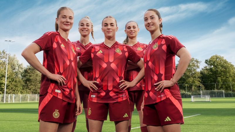Vier Fußballspieler des Inter Miami CF präsentieren gemeinsam das neue Heimtrikot.