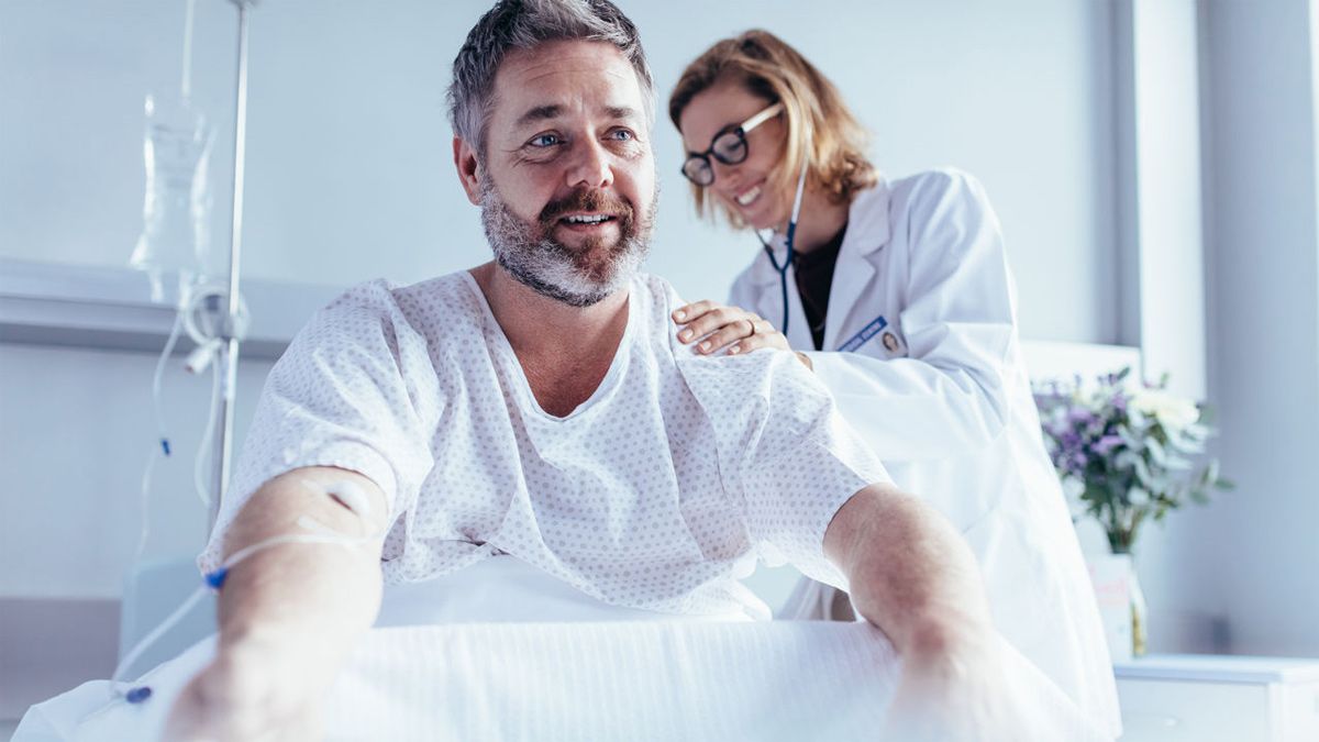 Patient im Krankenhaus wird von einem Arzt abgehört