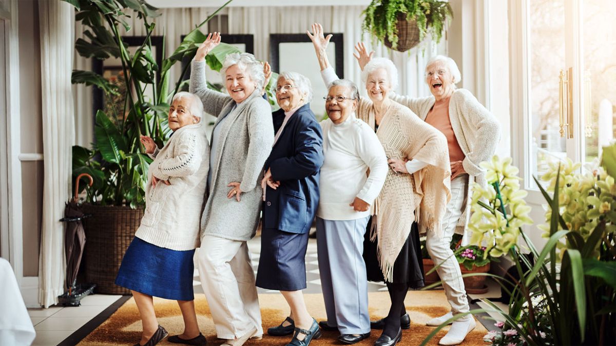 Glückliche Senioren posen lachend für ein Foto