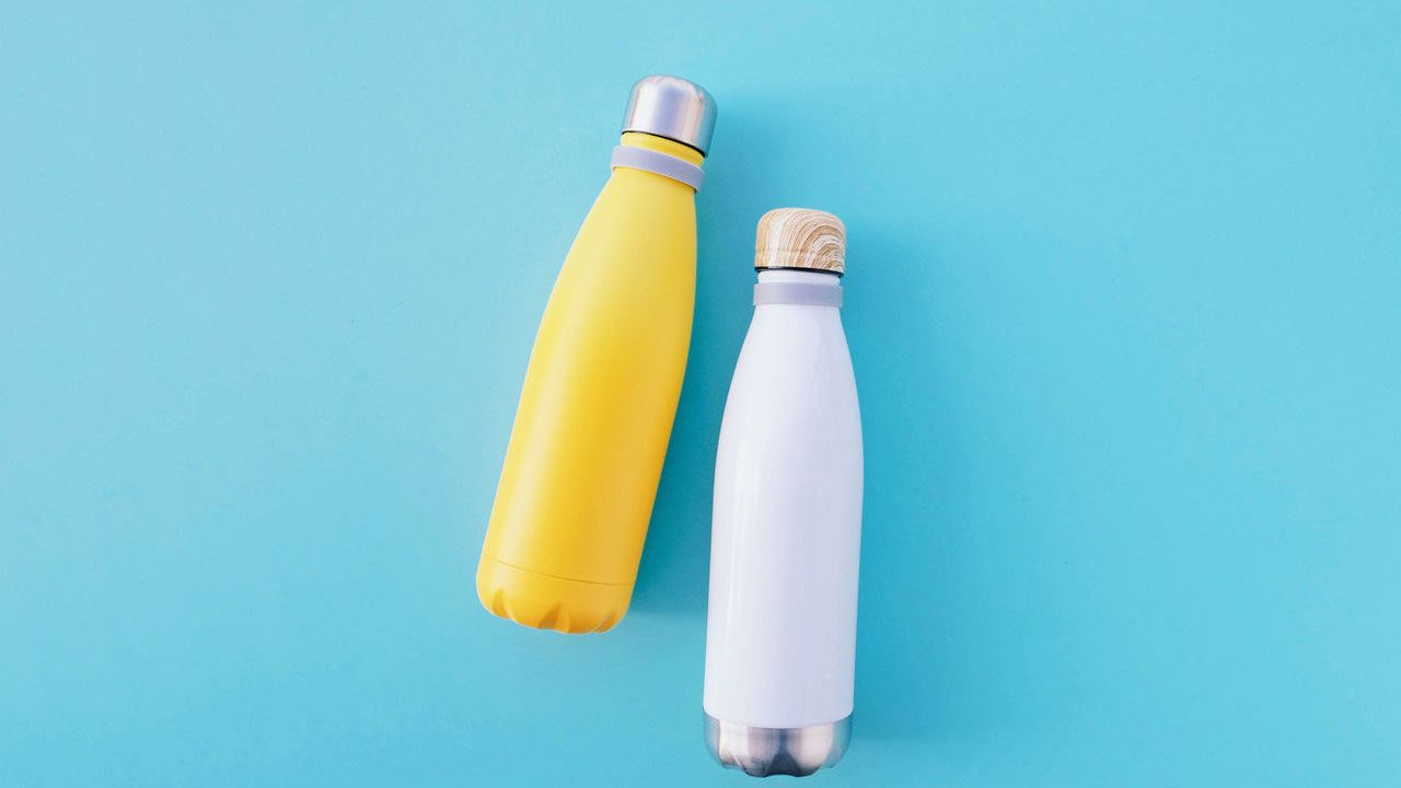 Zwei Trinkflaschen auf blauem Hintergrund