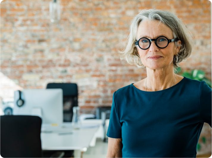 Geschäftsführerin steht in einem modernen Büro