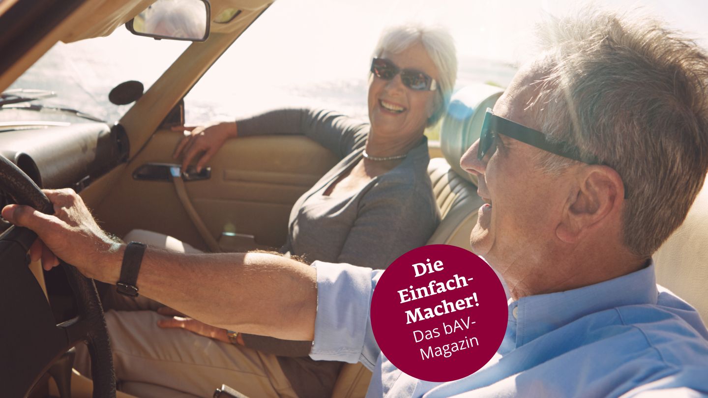 Arbeitgeberportal Titelbild: Anna Müller steht vor ihrem Schreibtisch. Im Hintergrund ist das Arbeitgeberportal auf ihrem Bildschirm geöffnet.