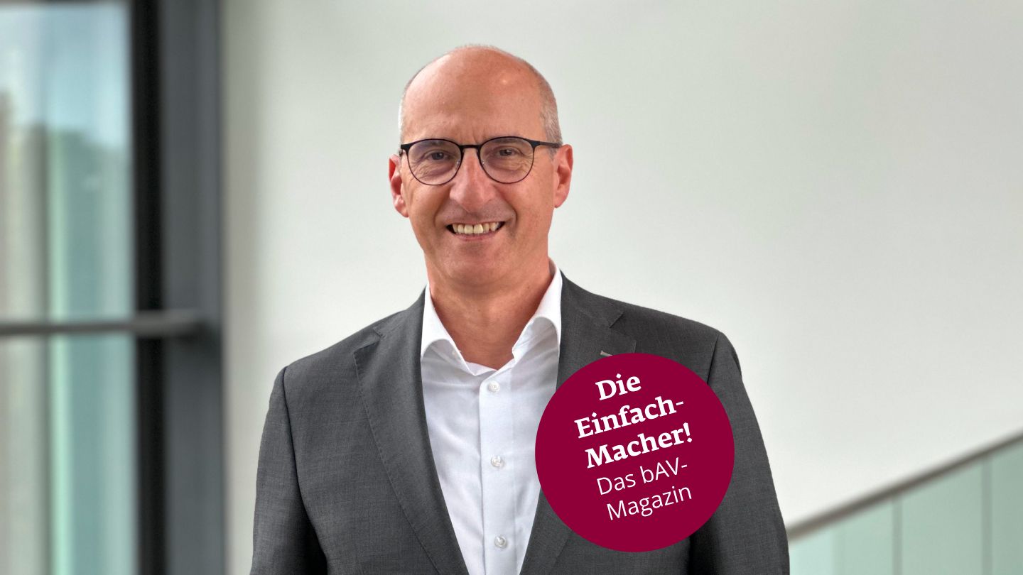 Arbeitgeberportal Titelbild: Anna Müller steht vor ihrem Schreibtisch. Im Hintergrund ist das Arbeitgeberportal auf ihrem Bildschirm geöffnet.
