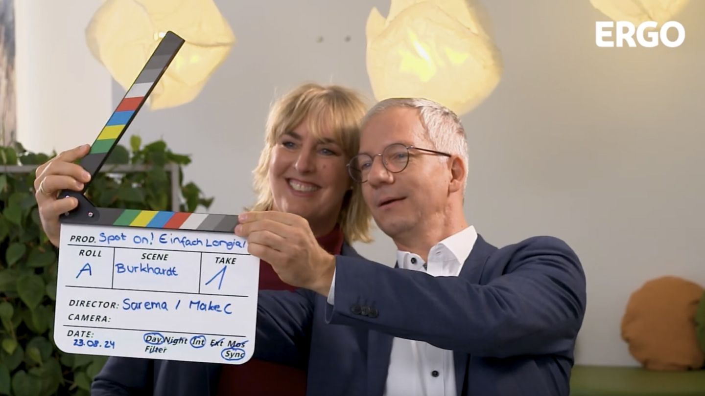 Bild von Steffen Burkhadt mit einer Filmklappe in der Hand im Interview