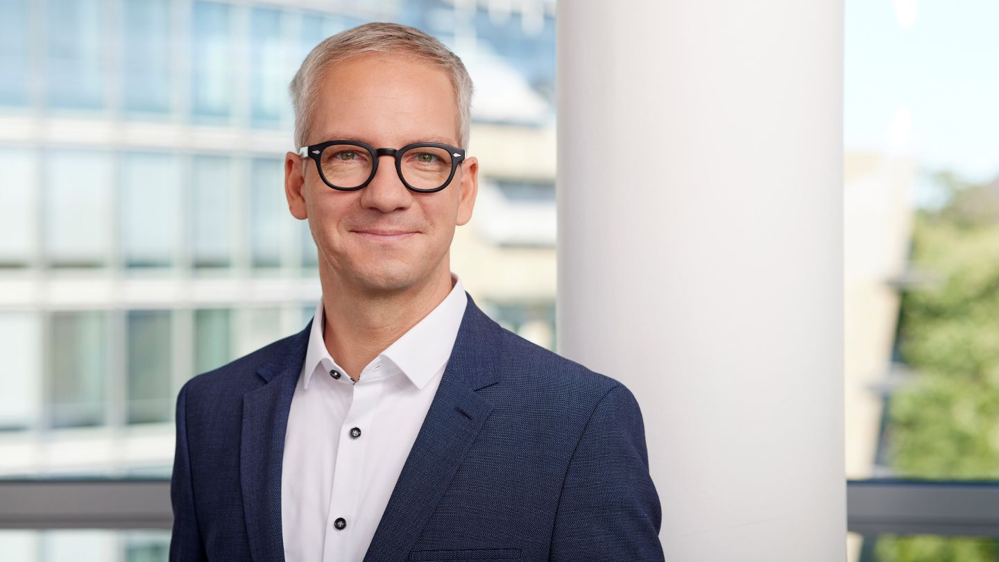 Bild von Steffen Burkhardt in einem Bürogebäude