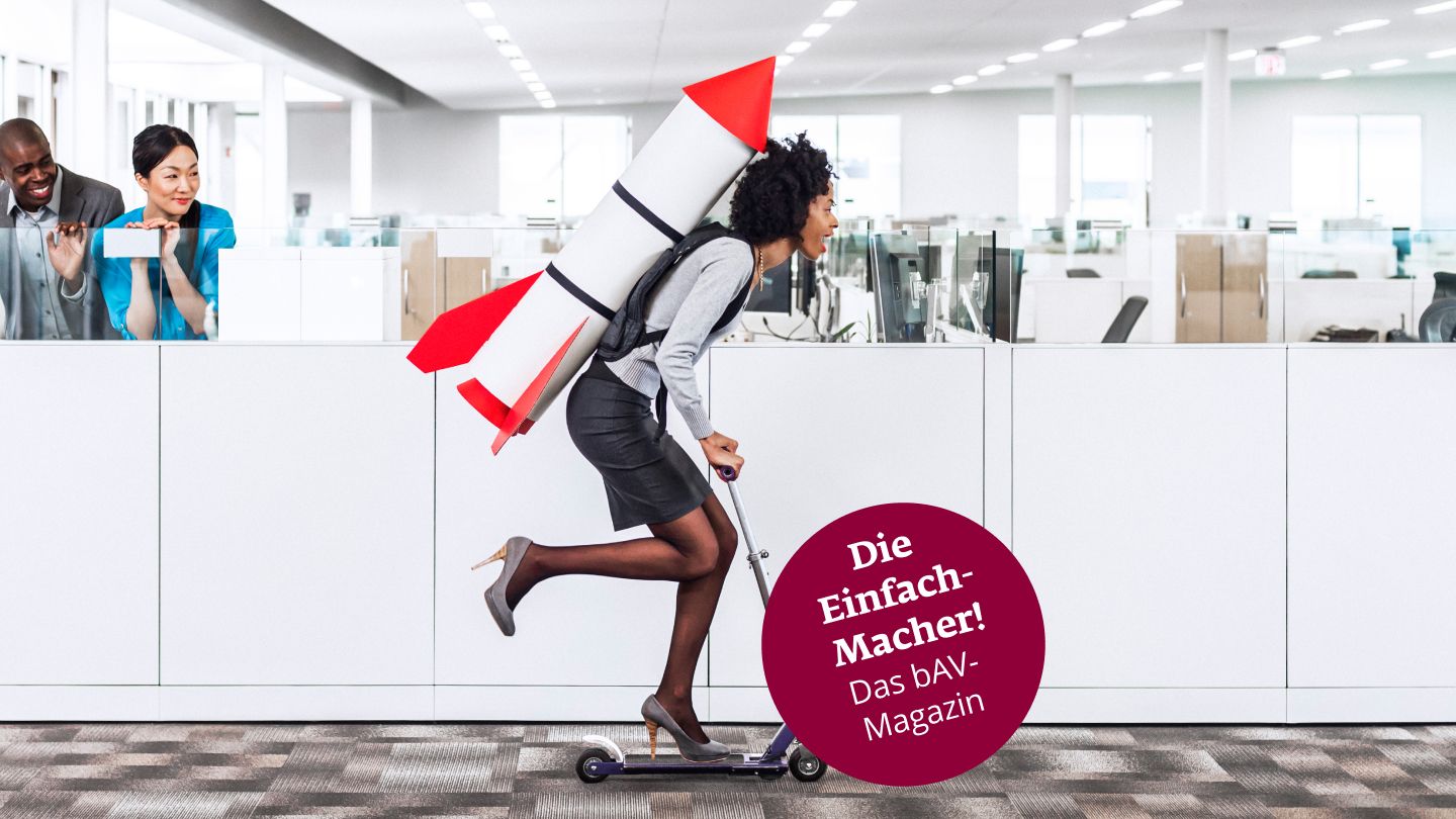 Arbeitgeberportal Titelbild: Anna Müller steht vor ihrem Schreibtisch. Im Hintergrund ist das Arbeitgeberportal auf ihrem Bildschirm geöffnet.