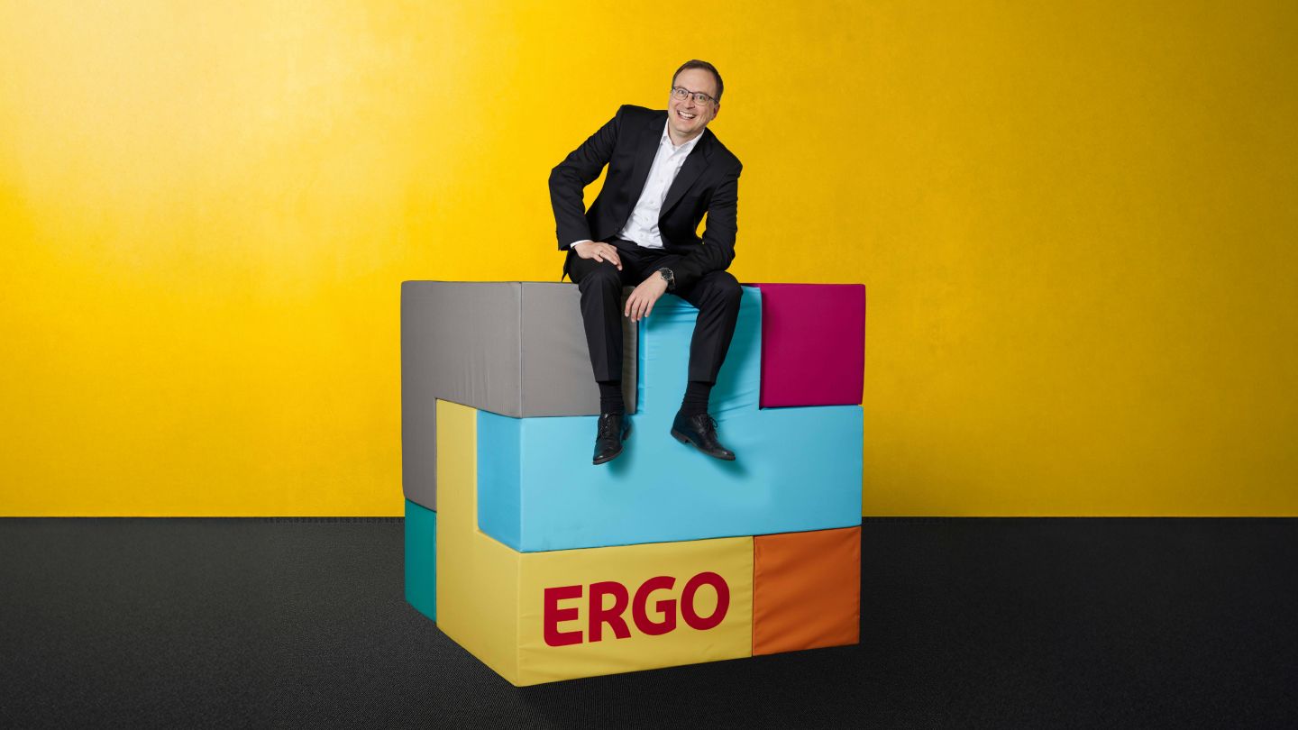 Bild von Steffen Burkhardt in einem Bürogebäude
